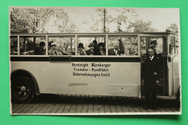 AK Nürnberg / 1920-1930er Jahre / Foto / Vereinigte Frenden Rundfahrt / Bus Omnibus Fahrer Touristen